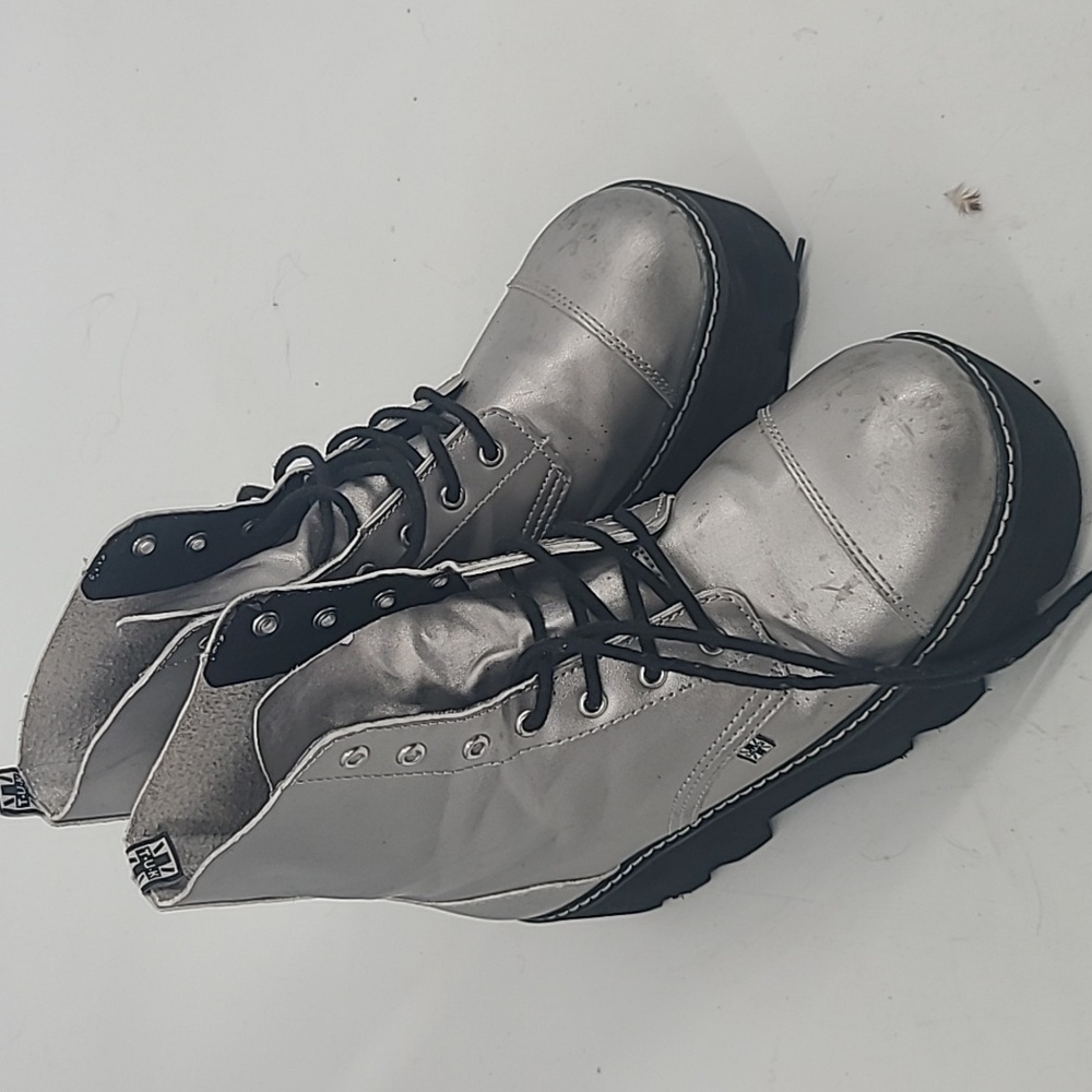 T.U.K 7 silver eye dino boots platform size 7 silver